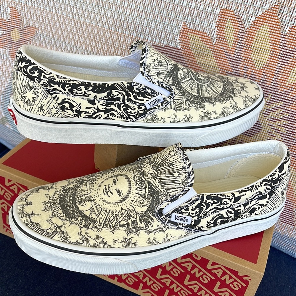 Vans WMNS Classic Slip-0n
(Ouroboros) Black/Tr Wht
VN0A4U38WT8
Sneakers - Picture 11 of 16